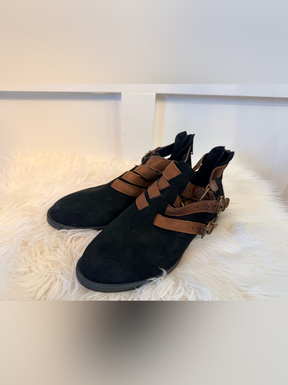 💫2/$25 • Bella Vita Suede Buckle Detail Ankle Booties